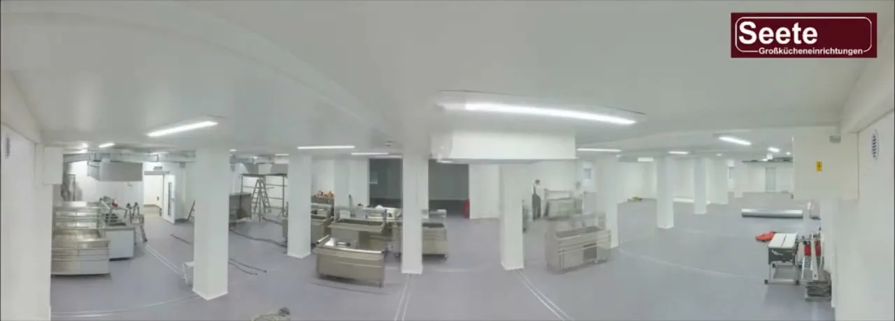 Blick in die fertig eingerichtete Großküche in einem Küchencontainer von Seete.